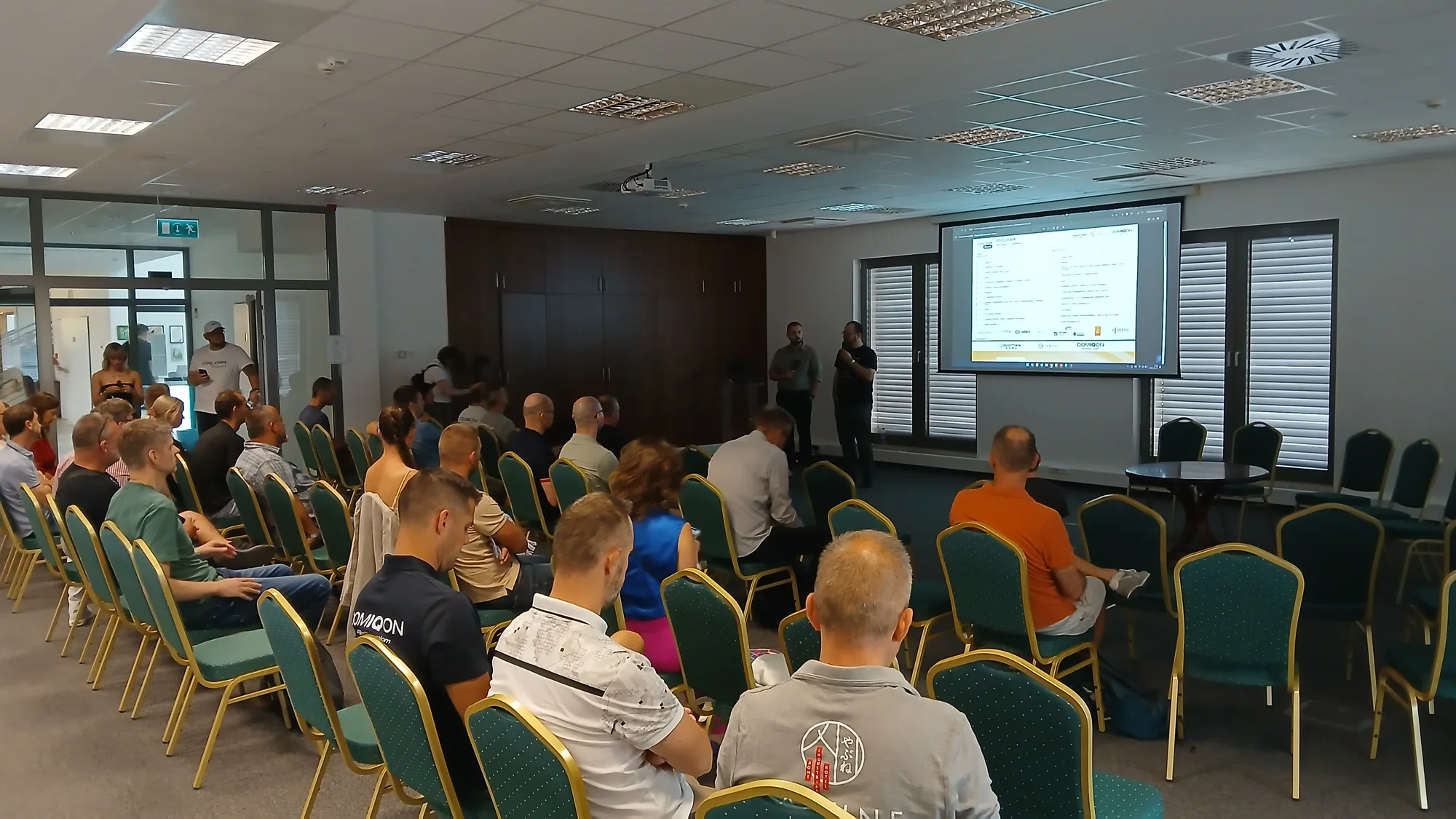 A SmartHomeBeach 2026 szakmai programjának közönsége Kápolnásnyéken