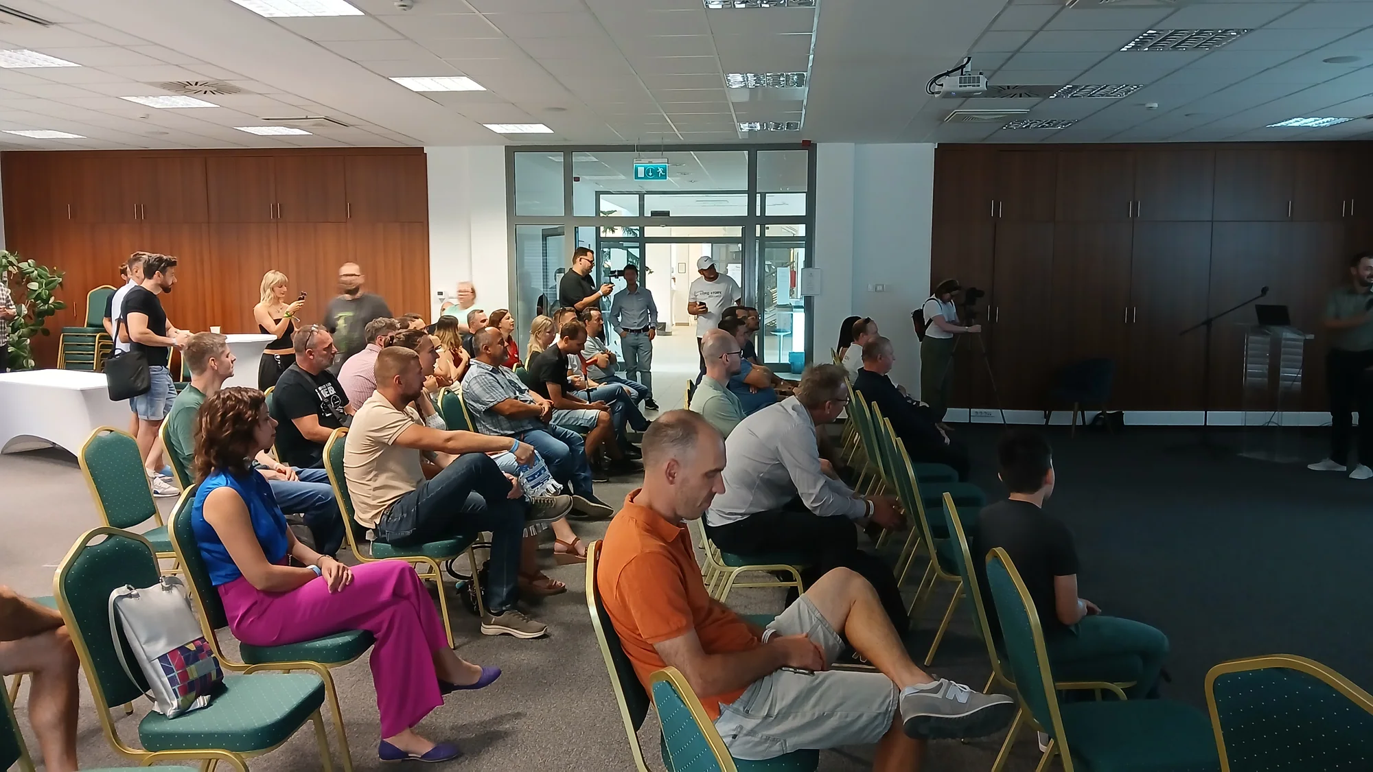 Participants gathered for a SmartHomeBeach presentation